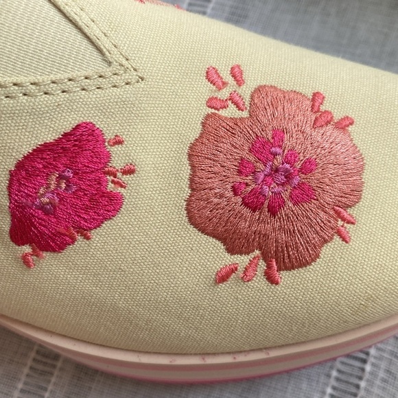 TOMS NWT embroidered platform shoes. - Picture 10 of 12